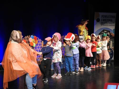 Zdjęcie z wydarzenia o nazwie Festiwal Książki Dziecięcej w Pruszczu Gdańskim, na przedstawienie teatru Kufer wraz z udziałem dzieci.